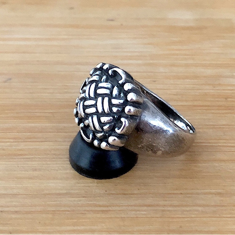 $64  Size 8 Designer Estate Ring  Sterling Silver  Marked Copyright SE 925